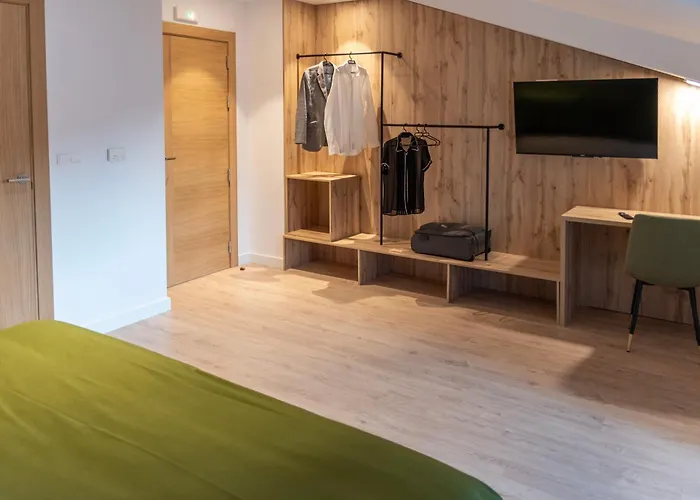 מלון & Restaurante El Casino וילה פרנקה דל ביירסו